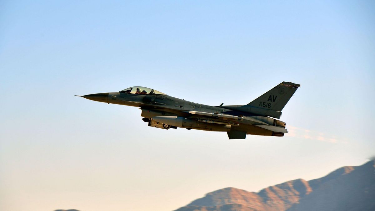 Americká stíhačka F-16 se zřítila do moře u Jižní Koreje